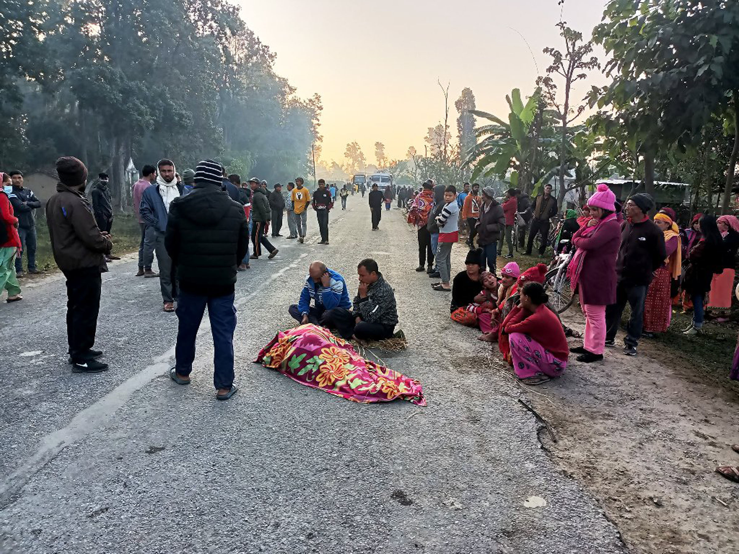 वृद्धको मृत्युपछि राजमार्ग अवरुद्ध