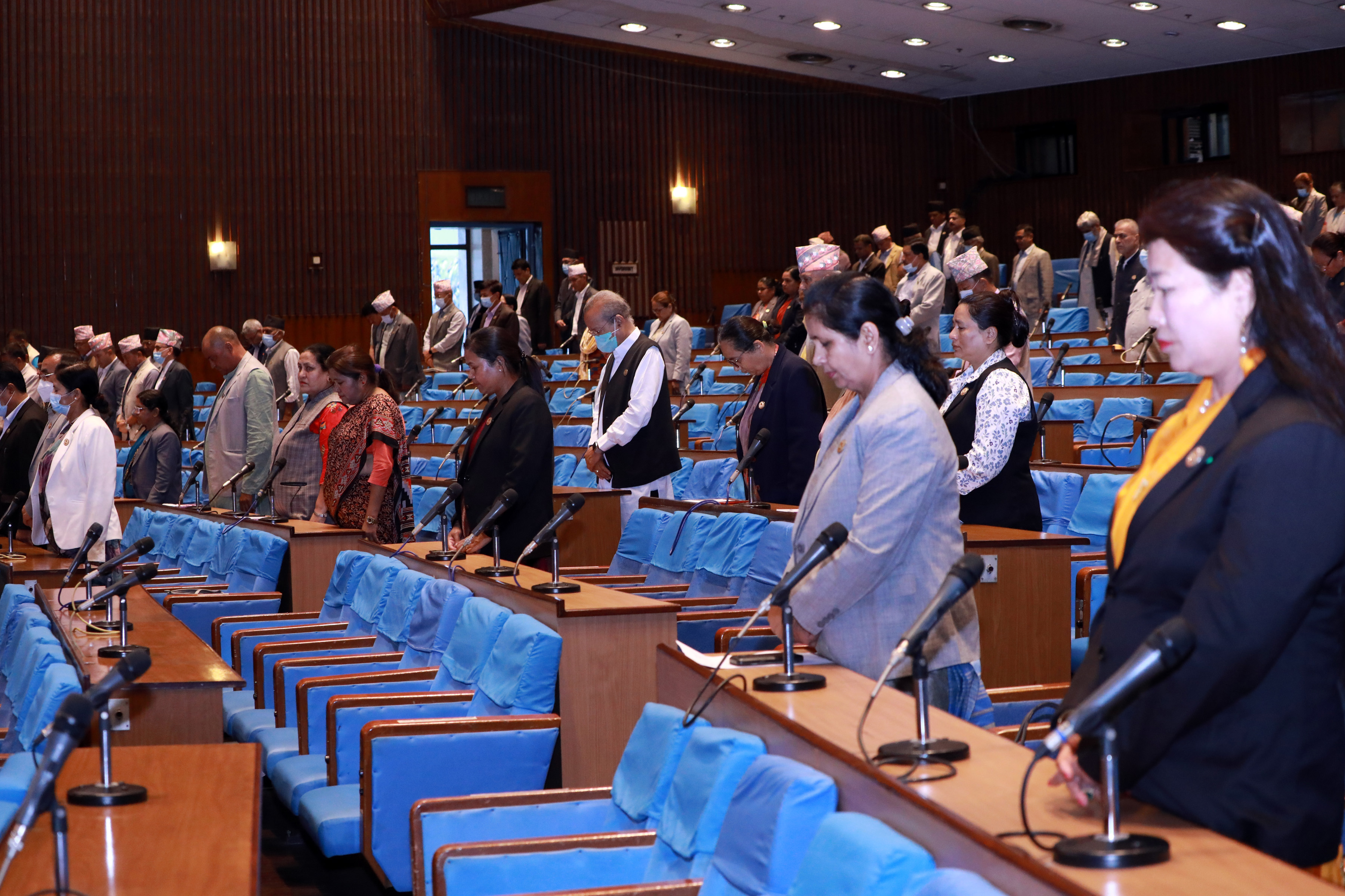 शोक प्रस्ताव पारित गर्दै सांसद: फोटो फिचर