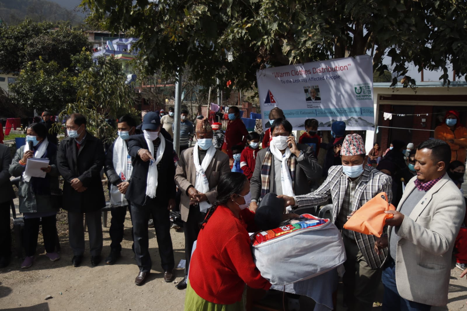  कुष्ठरोगीलाई न्यानो कपडा र स्वास्थ्य सामग्री