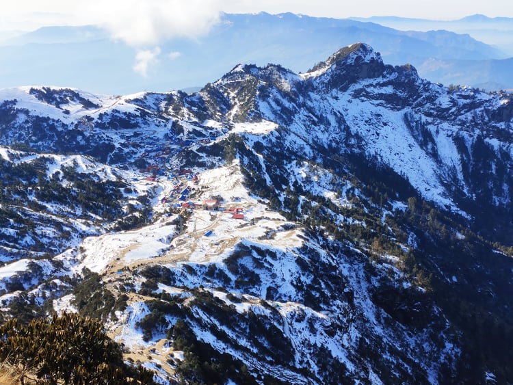 कालीञ्चोकमा हिउँ खेल्नेको भीड