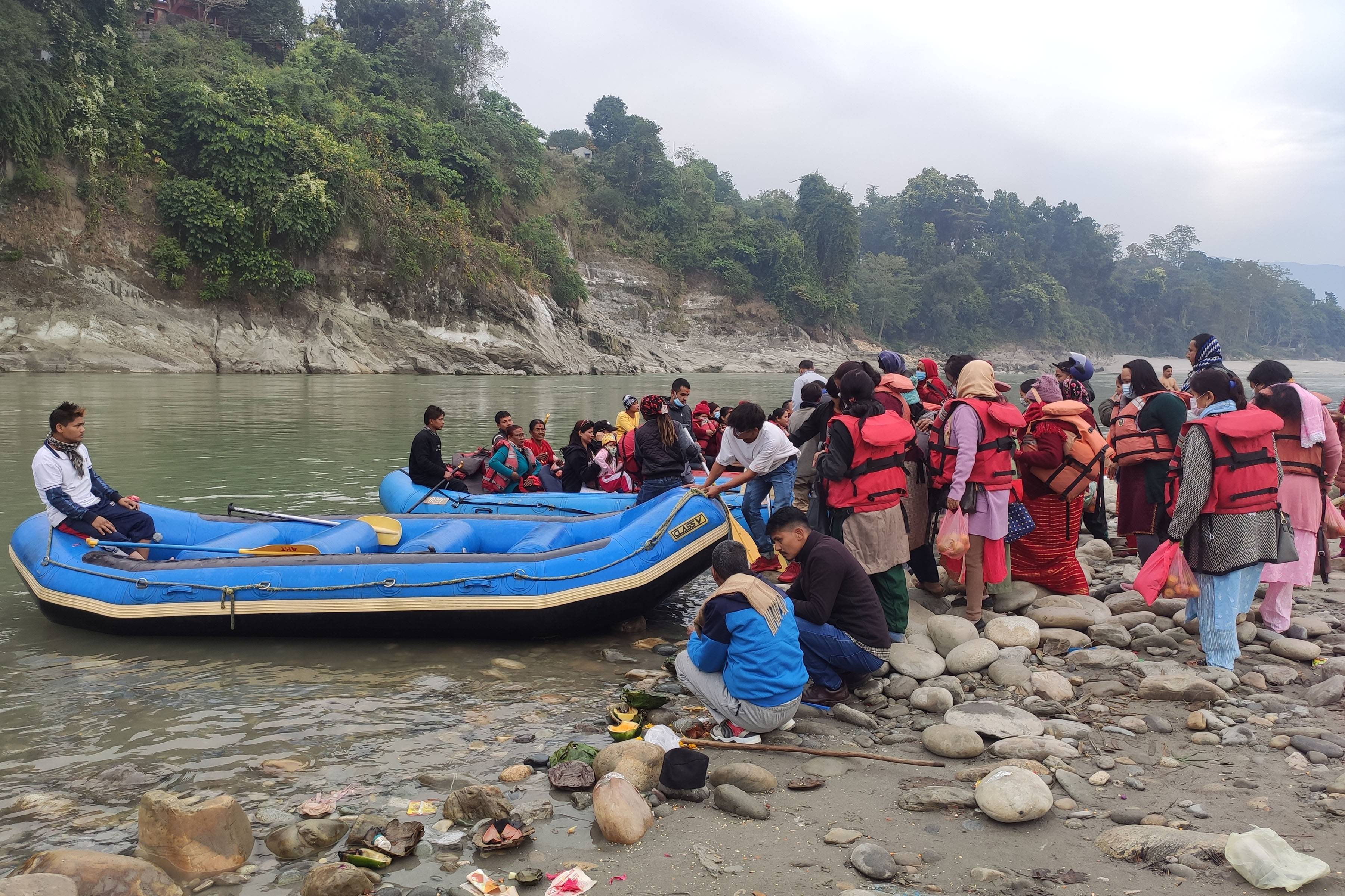 देवघाटमा शतबीज छर्नेको भीड