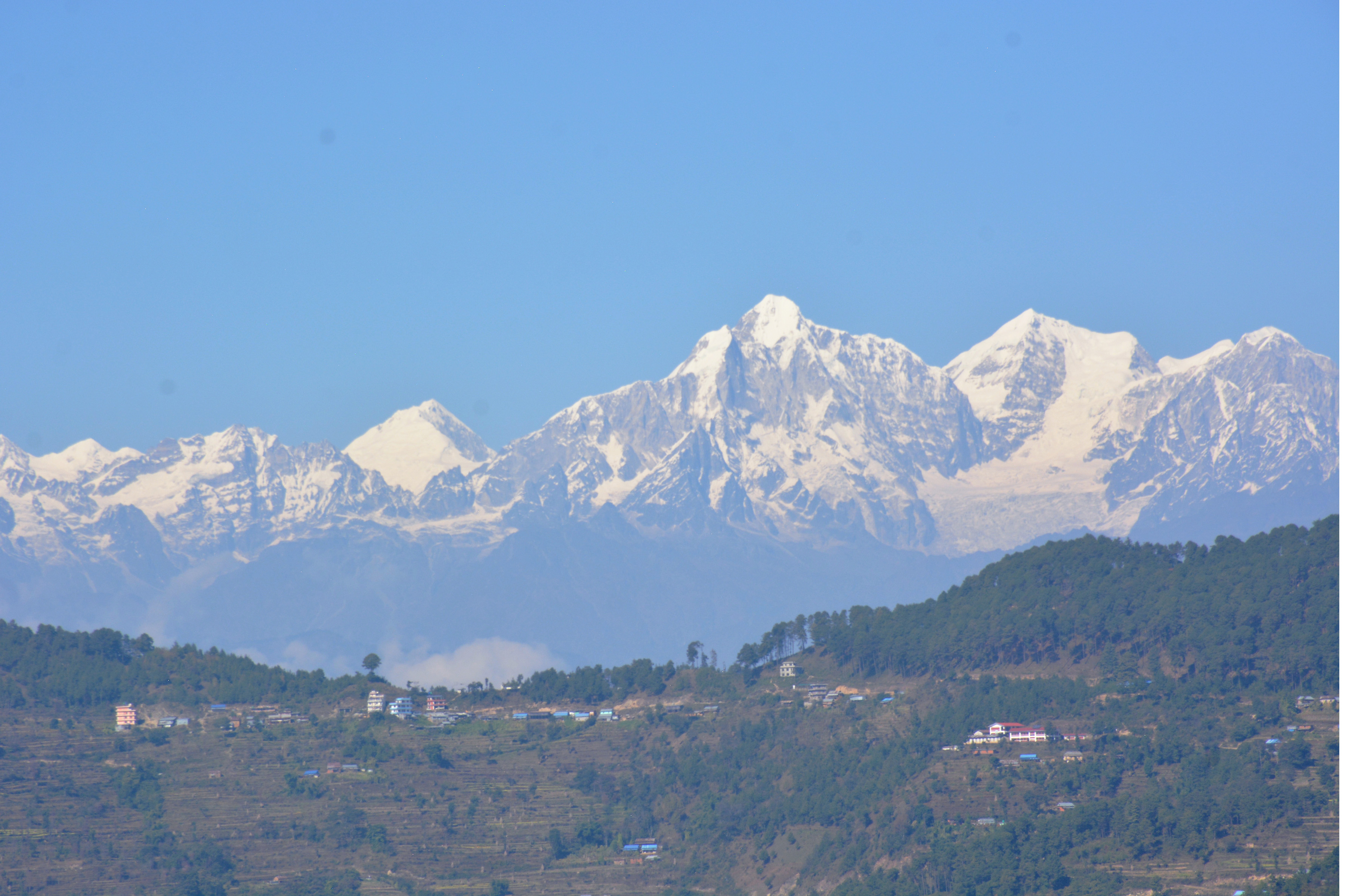 काजीथुम्कामा निर्माण भ्यु टावर र टावरबाट देखिएको चौबासडाँडासहित हिमालय