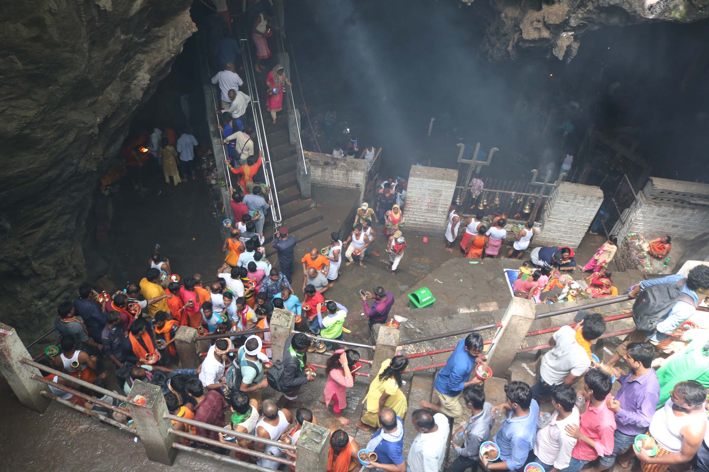 कोरोना सङ्क्रमित घटेपछि  हलेसी मन्दिर खुलाइयो