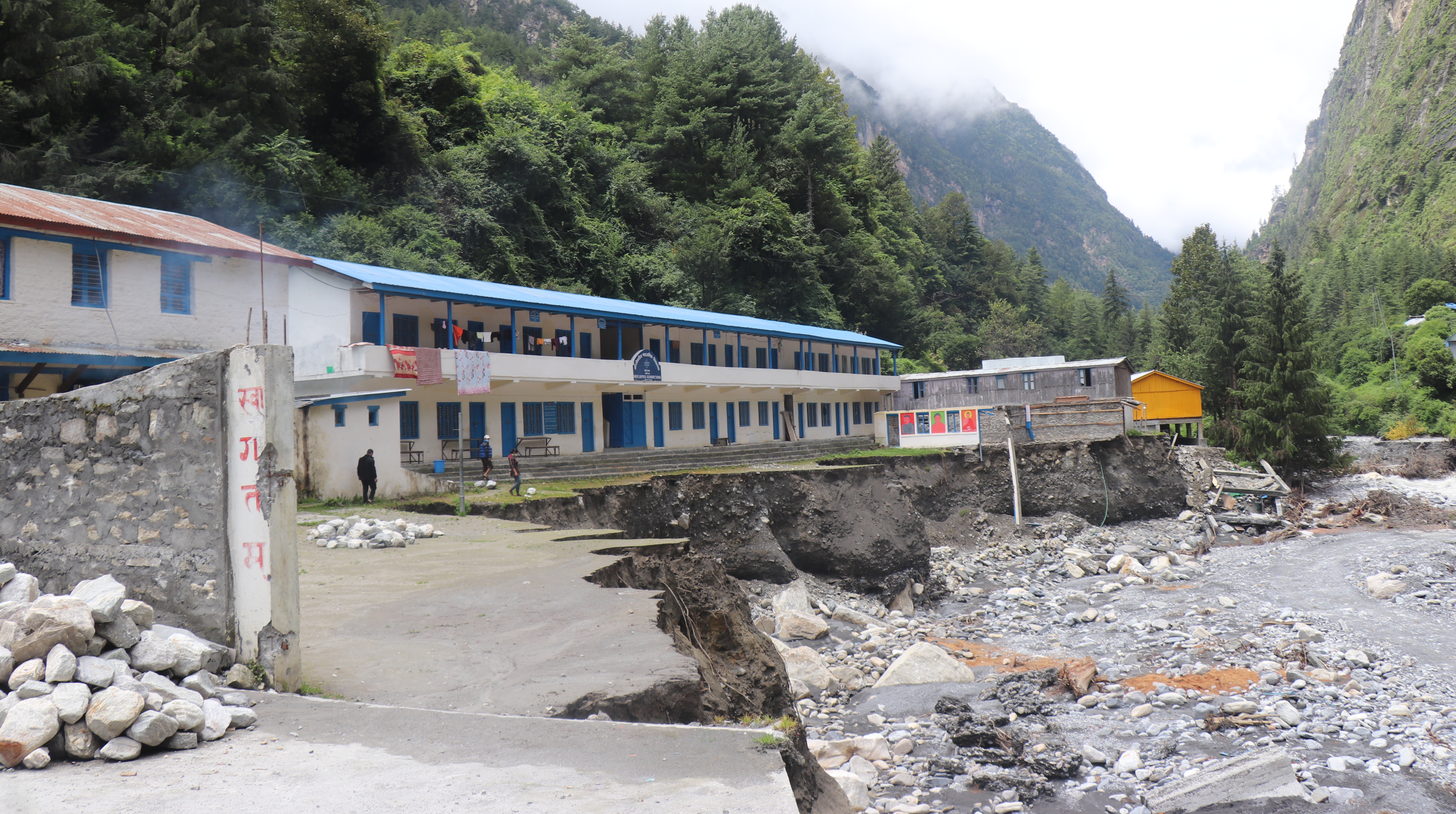 मनाङमा बाढी; विद्यालयबाट खोला बग्यो, पठनपाठन अन्योलमा