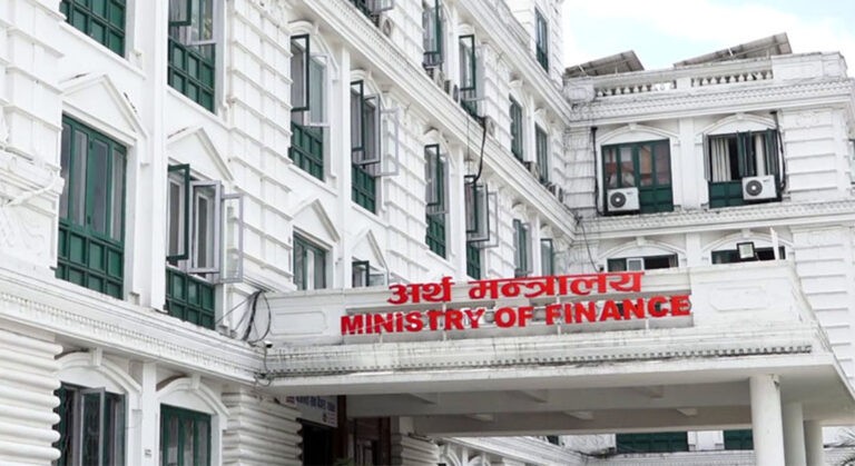  सरकारले चालु आर्थिक वर्षको आय–व्ययको अनुमान घटायो