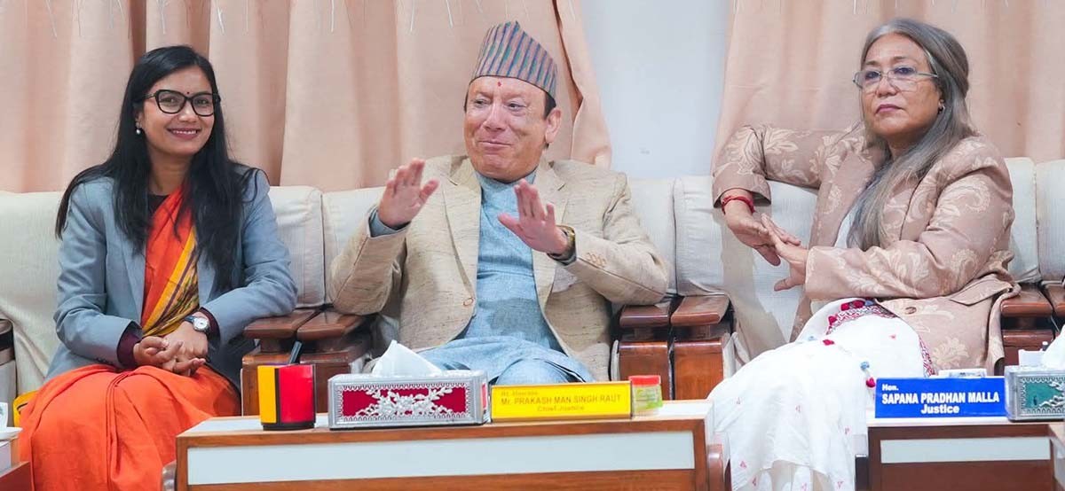 प्रधानन्यायाधीशसँग मन्त्री गौतमद्वारा शिष्टचार भेट