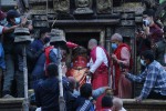 वर्षा र सहकालका देवता मानिने रातो मच्छिन्द्रनाथको मूर्तिलाई रथमा राख्ने क्रममा