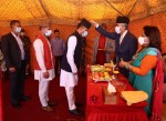प्रधानमन्त्री देउवा टीका तथा मजरा लगाउँदै