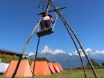 पिङ खेल्दै किशोरी