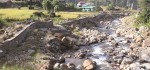 घट्टेखोला किनारको सडक बाढीले बगाउन थाल्यो