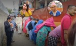 पोखरामा एलपी ग्यासको आपूर्तिमा समस्या,सिलिण्डर बोकेर लाइनमा सर्वसाधारण