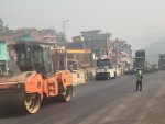 मुग्लिन पोखरा सडक :  दमौली बजारस्थित बागबजार खण्डमा दोस्रो चरणको कालोपत्र सुरु