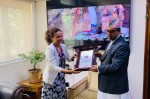 विमान परिचारिकाले बुझाए पर्यटनमन्त्रीलाई सुझावपत्र