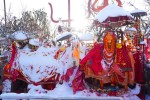 हिउँले ढाकिएको पाथीभरा मन्दिर दृश्य
