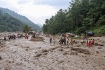 बाढीपहिरोले यातायात अवरुद्ध, उद्धारमा कठिनाइ