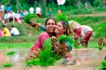 धान दिवसमा हिलो खेल्दै, दही चिउरा खाँदै नेपाली समाजले मनायो कृषि उत्सव