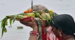 छठ पर्वको मुख्य दिन : अस्ताउँदो सूर्यलाई विधिपूर्वक अर्घ दिइँदै