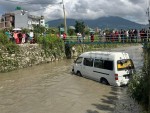 तारकेश्वरमा इभी माइक्रो बस साङला खोलामा खस्यो