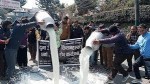 किसानका संगठनहरुले ललितपुर जिल्ला प्रशासन कार्यालय अगाडि दूध पोखेर प्रदर्शन 