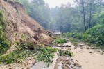 नारायणगढ–मुग्लिङ सडक खण्डमा पुन: पहिरो, बस्ती छेऊमा सवारी रोक्न आग्रह