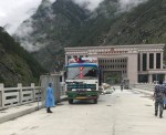 रसुवागढी नाकाबाट भित्रिन थाले समानका कन्टेनर