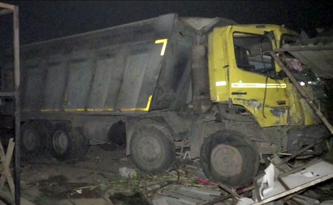 भारतको सूरतमा दुर्घटना: १६ जना प्रवासी कामदारमाथी सुतिरहेको अवस्थामा गुड्यो ट्रक ।