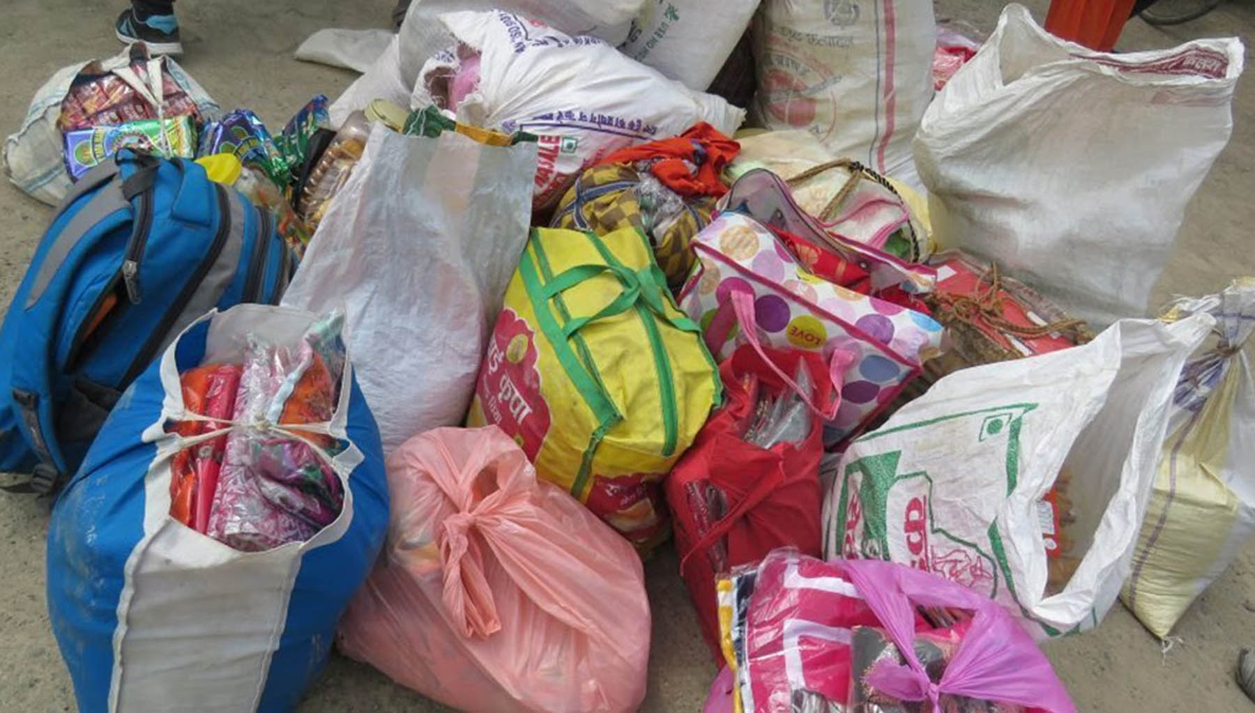 १ लाखभन्दा बढीको अवैध सामान बरामद