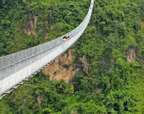 पर्बत-बाग्लुङ्ग जोड्ने झोलुङ्गे पुल तरेको प्रतिब्यक्ति २० रूपैँया