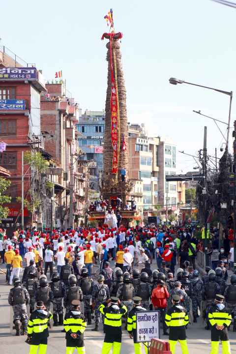 रातो मछिन्द्रनाथको   रथ तान्दै