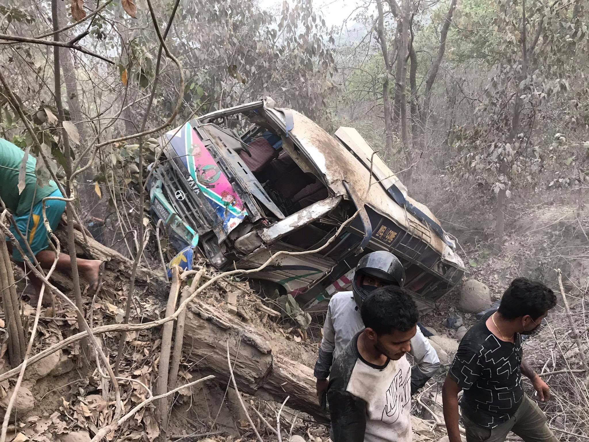 दाउन्नेमा बस दुर्घटना : चारको मृत्यु, ४९ घाइते