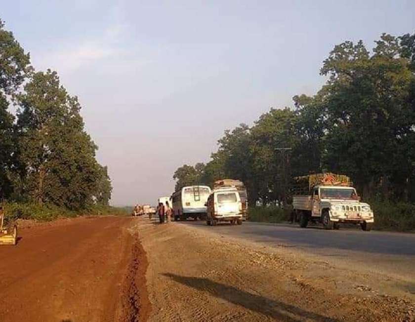 लगातार वर्षाका कारण सडक विस्तार ठप्प