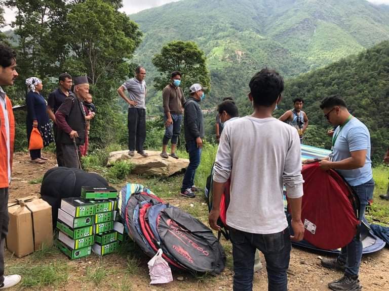 बाडी पहिरो प्रभावित सिन्धुपाल्चोकमा १००S( हन्ड्रेस ग्रुप)  द्वारा राहत बितरण।