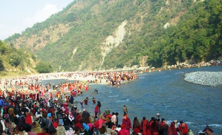 गङ्गादशहरा स्नान गर्न भक्तजन नदी किनारमा