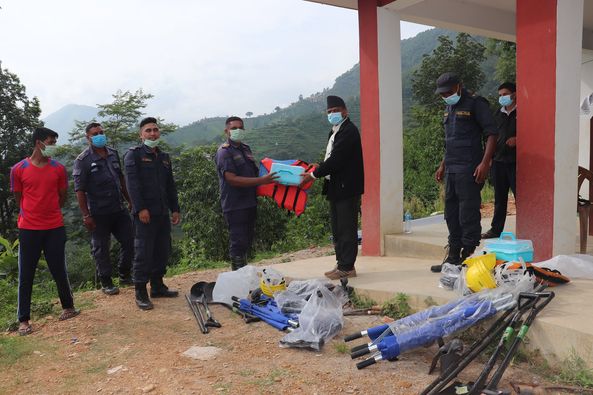 विहादी गाउँपालिकाद्वारा प्रहरी चौकीहरुलाई उद्धार सामाग्री हस्तान्तरण