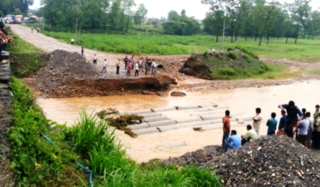 बाढीले गैंडाकोटमा डाइभर्सन बगाउँदा राजमार्ग अवरुद्ध