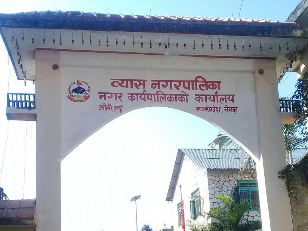 व्यासमा खाद्यान्न ढुवानी गर्न सशस्त्र प्रहरीलाई सास्ती