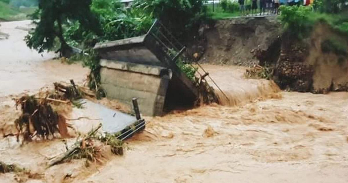 अविरल वर्षाका कारण पुल भासिँदा नुवाकोटमा यातायात अवरुद्ध