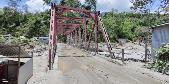 मेलम्ची बाढी अपडेट : रेडियो मेलम्चीको भवन ढल्यो,  रातो पुल बगायो–हेलम्बुसँगको सडक सञ्जाल टुट्यो