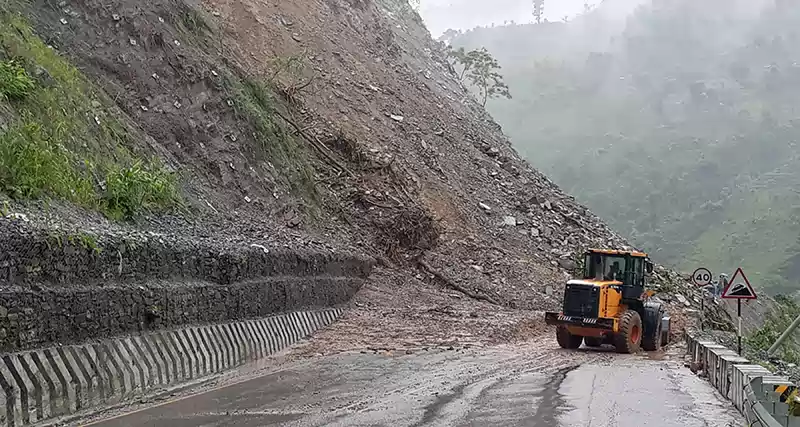 अविरल वर्षाका कारण आएको वाढी तथा पहिरोको कारण देशका विभिन्न राजमार्ग अवरुद्ध