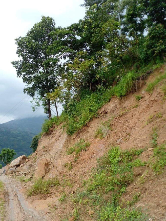 हेलम्बु राजमार्ग  अवरुद्ध