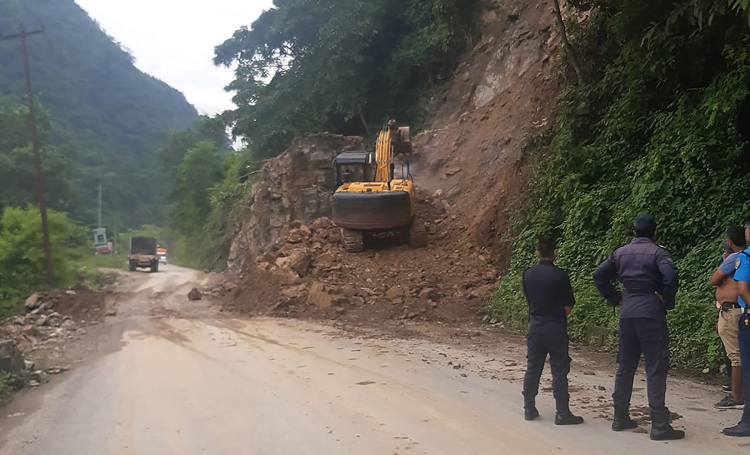 लेदोसहितको पहिरोले नारायणगढ–मुग्लिन सडकखण्ड अवरुद्ध