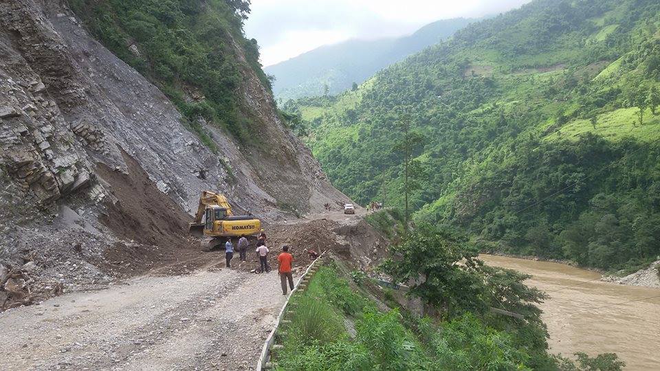 पहिराका कारण मुग्लिन–नौबिसे सडक अवरुद्ध