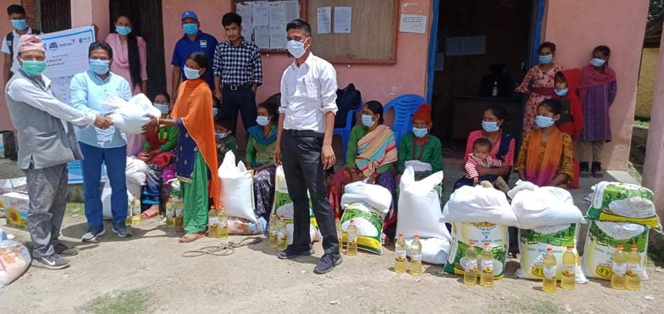 विपन्न बालबालिकालाई खाद्यान्न वितरण