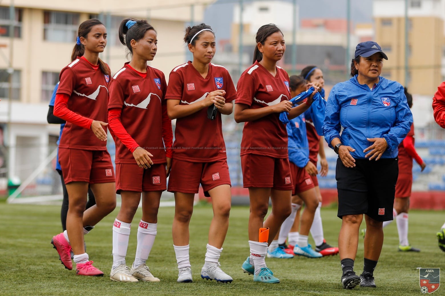 नेपाल र बङ्गलादेशको महिला टोली मैत्रीपूर्ण फुटबलमा भिड्दै