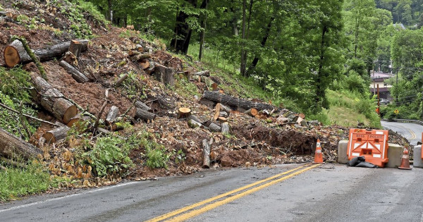 पहिरो खसेपछि पृथ्वी राजमार्ग अवरुद्ध