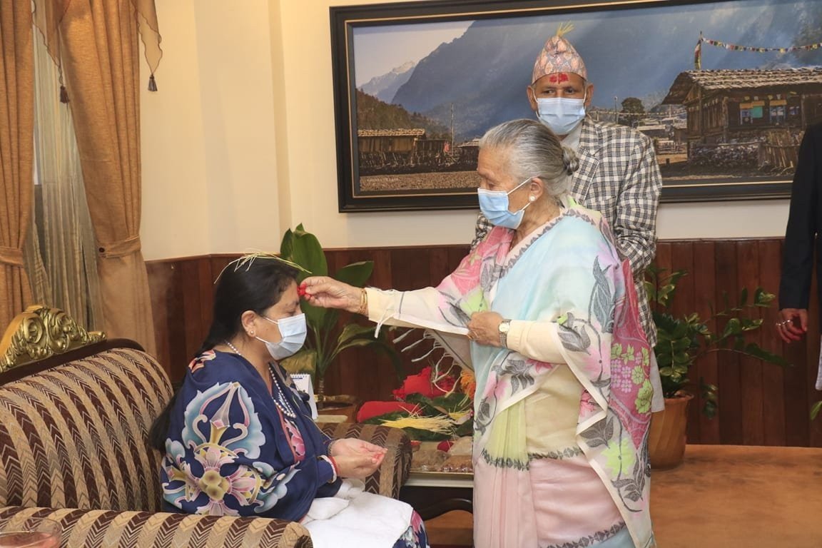 राष्ट्रपतिबाट विजयादशमीको टीका ग्रहण