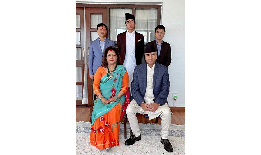 प्रधानमन्त्री देउवाबाट विजयादशमीको टीका ग्रहण