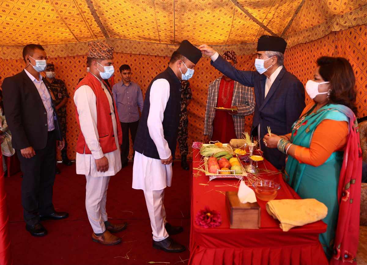 प्रधानमन्त्री देउवा टीका तथा मजरा लगाउँदै