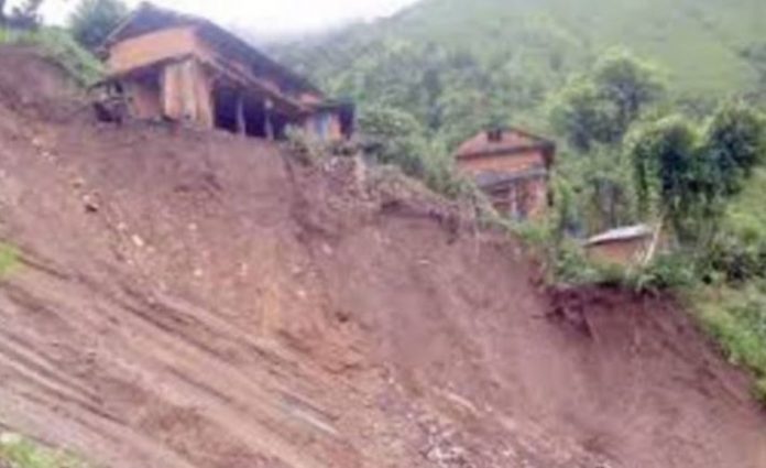 लमसुङ पहिरोको जोखिममा, पूरै वडा अन्धकारमा