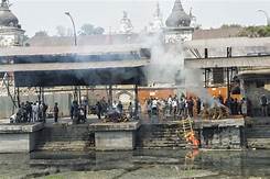 महिलाले शव बोकेर घाटसम्म पु¥याए